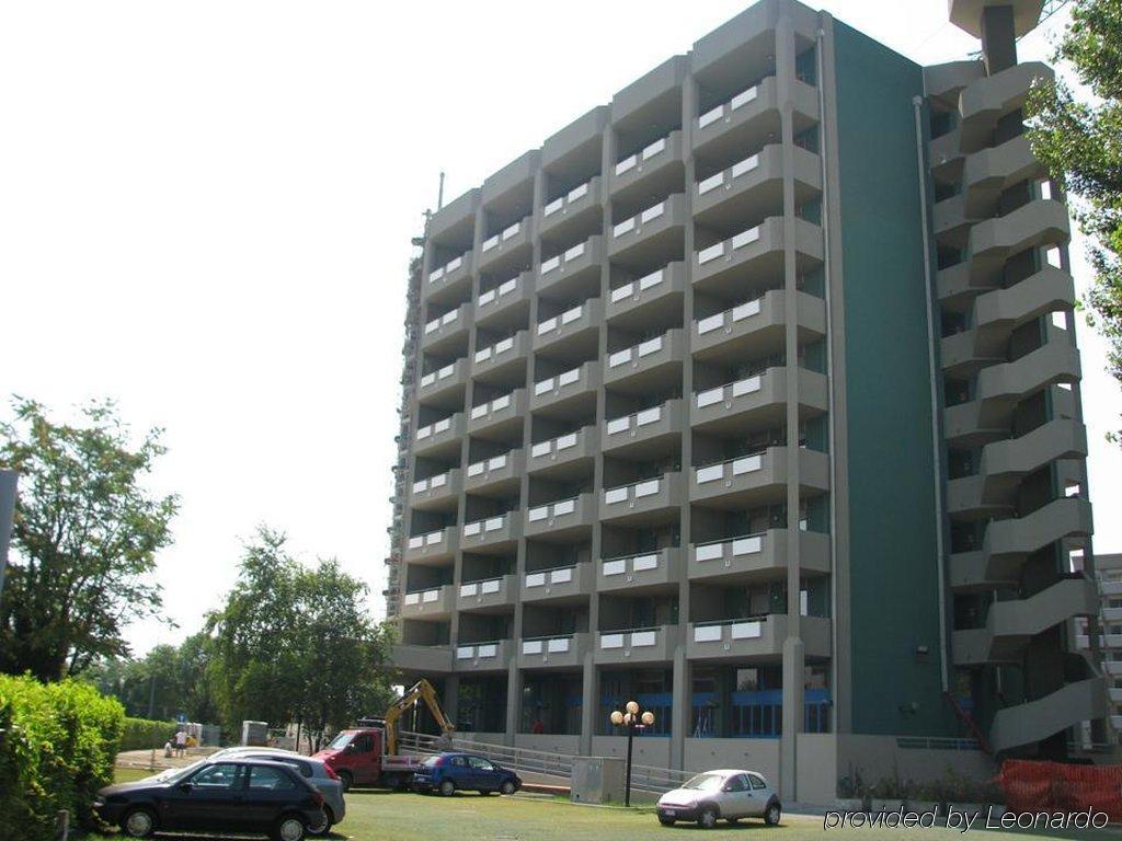 อันอะเวย์ โฮเต็ล แอนด์ เรสซิเดนซ์ ควาร์ก ดูเอ มิลาโน Aparthotel มิลาน ภายนอก รูปภาพ