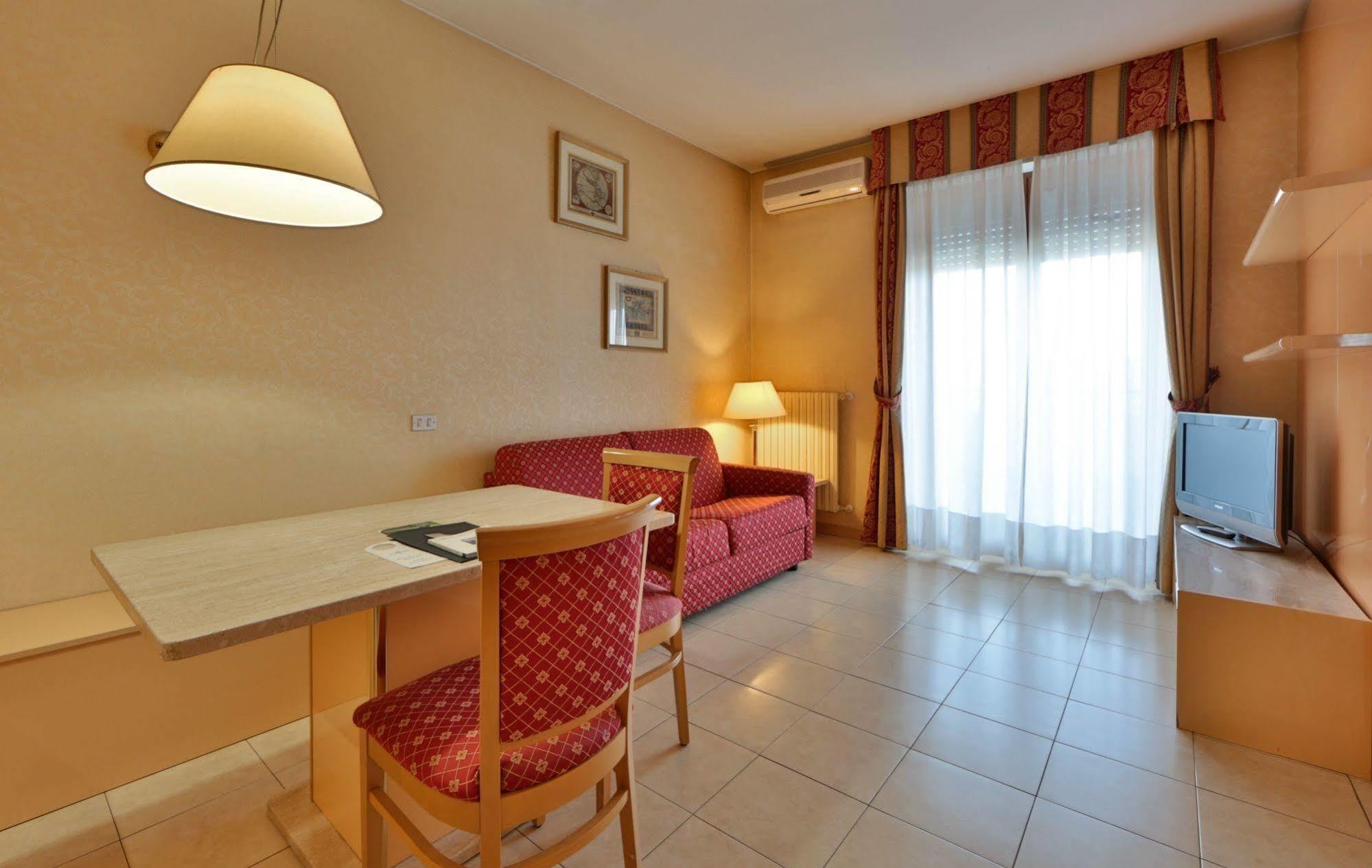 อันอะเวย์ โฮเต็ล แอนด์ เรสซิเดนซ์ ควาร์ก ดูเอ มิลาโน Aparthotel มิลาน ภายนอก รูปภาพ