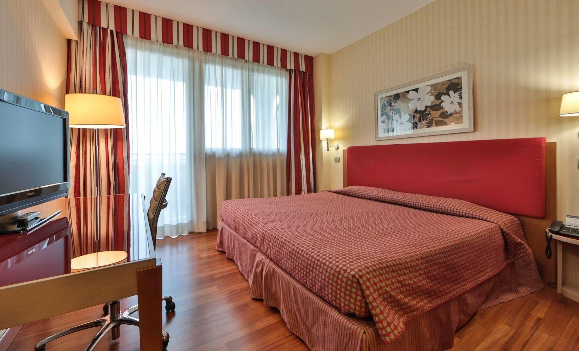 อันอะเวย์ โฮเต็ล แอนด์ เรสซิเดนซ์ ควาร์ก ดูเอ มิลาโน Aparthotel มิลาน ภายนอก รูปภาพ
