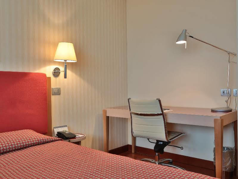 อันอะเวย์ โฮเต็ล แอนด์ เรสซิเดนซ์ ควาร์ก ดูเอ มิลาโน Aparthotel มิลาน ภายนอก รูปภาพ