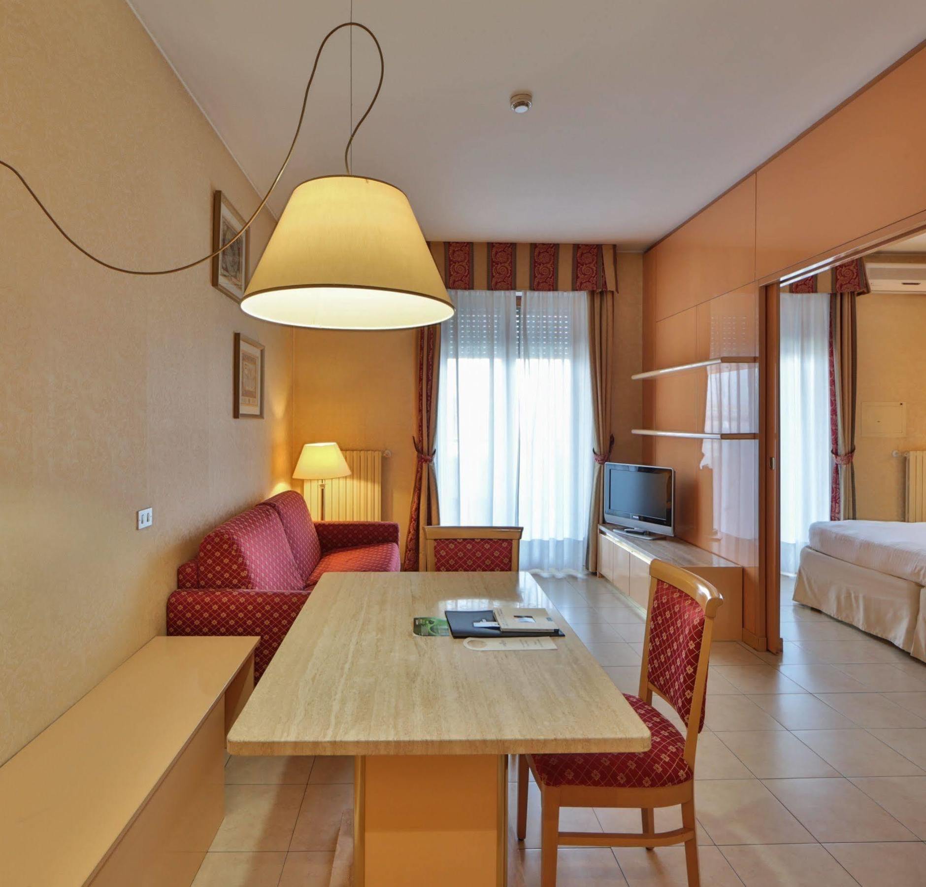 อันอะเวย์ โฮเต็ล แอนด์ เรสซิเดนซ์ ควาร์ก ดูเอ มิลาโน Aparthotel มิลาน ภายนอก รูปภาพ