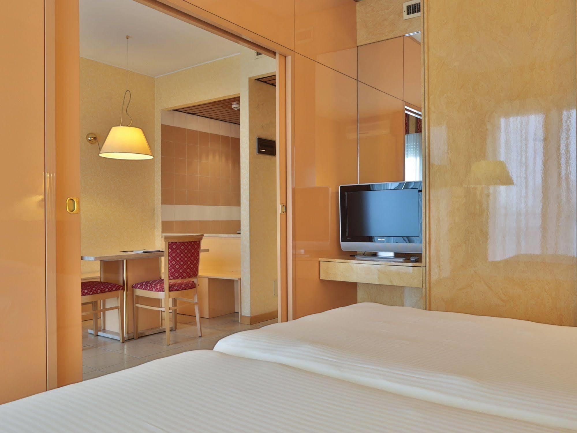 อันอะเวย์ โฮเต็ล แอนด์ เรสซิเดนซ์ ควาร์ก ดูเอ มิลาโน Aparthotel มิลาน ภายนอก รูปภาพ