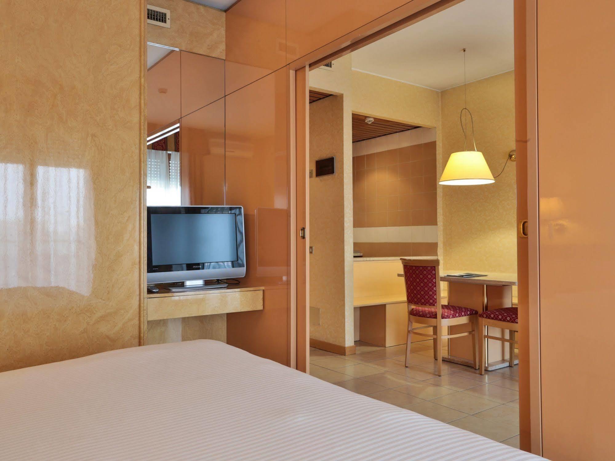 อันอะเวย์ โฮเต็ล แอนด์ เรสซิเดนซ์ ควาร์ก ดูเอ มิลาโน Aparthotel มิลาน ภายนอก รูปภาพ