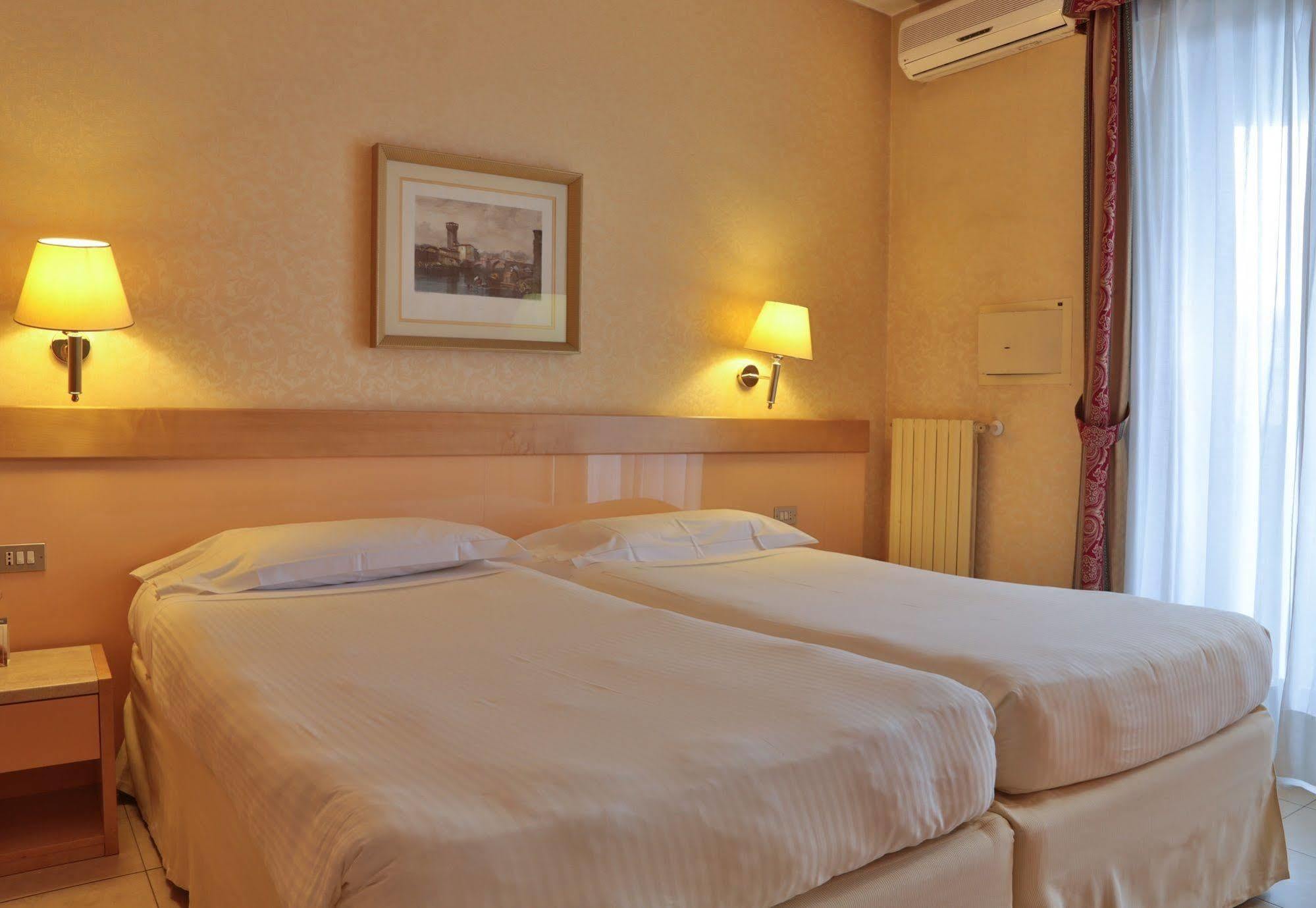 อันอะเวย์ โฮเต็ล แอนด์ เรสซิเดนซ์ ควาร์ก ดูเอ มิลาโน Aparthotel มิลาน ภายนอก รูปภาพ