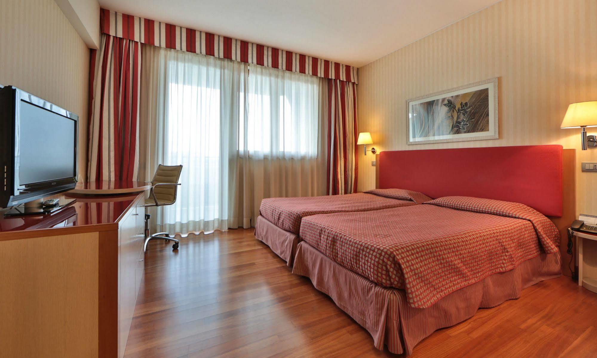 อันอะเวย์ โฮเต็ล แอนด์ เรสซิเดนซ์ ควาร์ก ดูเอ มิลาโน Aparthotel มิลาน ภายนอก รูปภาพ