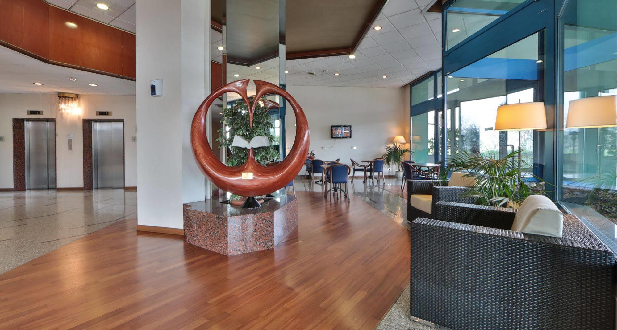 อันอะเวย์ โฮเต็ล แอนด์ เรสซิเดนซ์ ควาร์ก ดูเอ มิลาโน Aparthotel มิลาน ภายนอก รูปภาพ